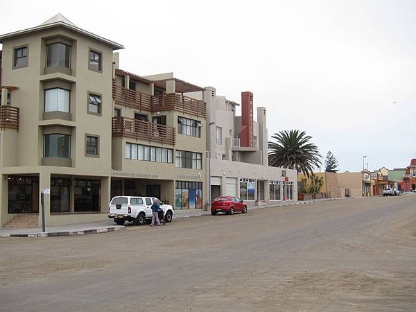 Swakopmund,具有德式風格的濱海小鎮，鎮內居民多為德國後裔。因本吉拉寒流經過其海域，終年海風強勁，年平均氣溫約20度，夏季成為內陸居民最喜愛的避暑勝地