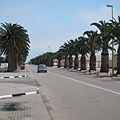 Swakopmund,具有德式風格的濱海小鎮，鎮內居民多為德國後裔。因本吉拉寒流經過其海域，終年海風強勁，年平均氣溫約20度，夏季成為內陸居民最喜愛的避暑勝地