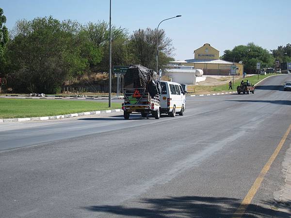 不論是私人車輛，或車輛狀況相對優良的廂型公車（乘坐人數亦多遵守座位數目限制，非如同東非諸國般應把乘客擠成沙丁魚）， 納米比亞的車輛多附掛拖車，單車騎士可依需要輕而易舉的將單車與行李放入托車中