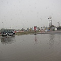 蘇哈爾，午後雷雨產生的積水宛如經歷慘絕的天災