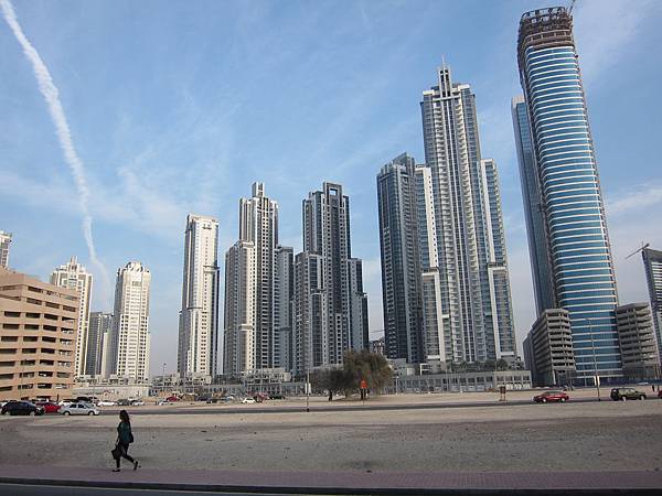 杜拜的萬丈高樓，除了令人驚嘆的樓高外，還常有特殊的外型