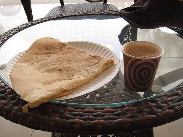 文中提到的阿曼茶與稱之為omani的食物－夾蜂蜜與奶油的鬆餅，一份約新台幣30元