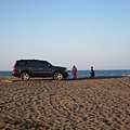 蘇哈爾(Sohar)海灘，汽車開到沙灘中，人們則在汽車陰影處乘涼
