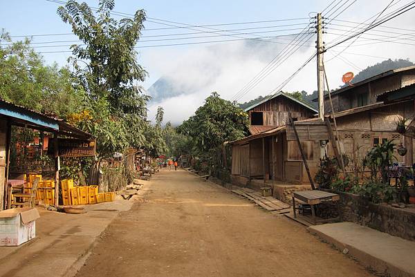 2/18 Muang Ngoi街景