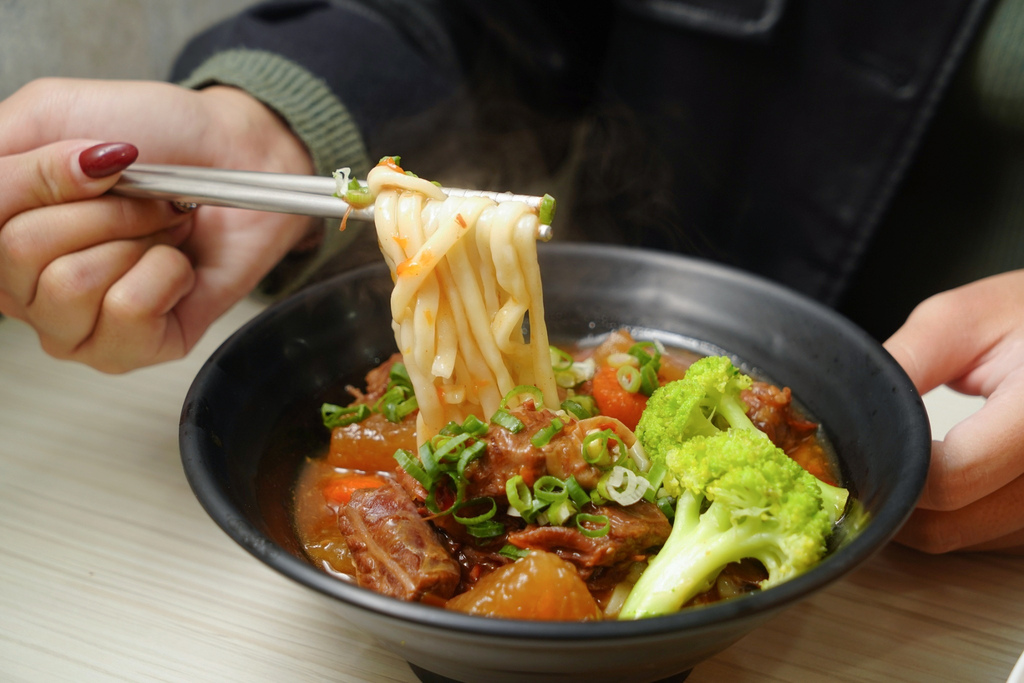 饗福園北方麵食館,高雄美食,推薦,高雄小籠包,高雄苓雅區平價餐廳,牛肉餡餅,鮮蝦煎餃,烙餅,牛肉麵9.jpg