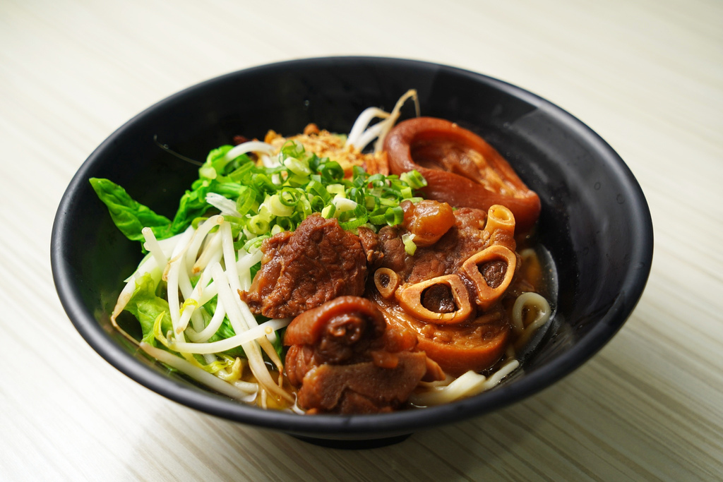 饗福園北方麵食館,高雄美食,推薦,高雄小籠包,高雄苓雅區平價餐廳,牛肉餡餅,鮮蝦煎餃,烙餅,牛肉麵12.jpg