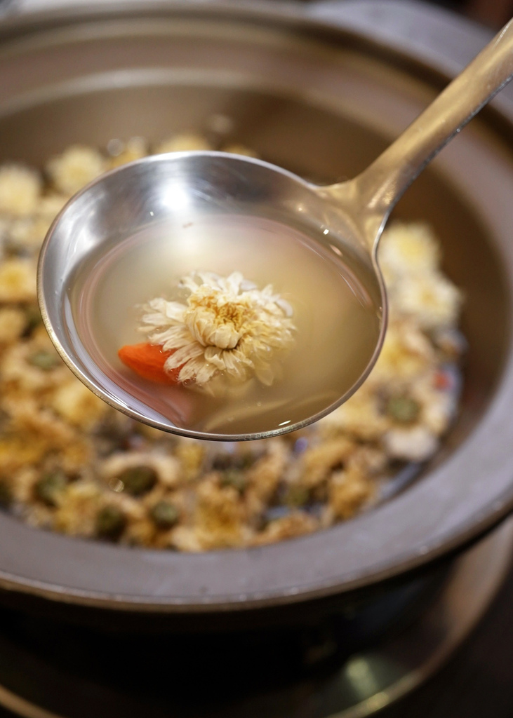 貍偷聚門鍋物,台南火鍋,花雕雞乾鍋兩吃,東區個人鍋推薦,菊花鍋意外好吃13-2.jpg