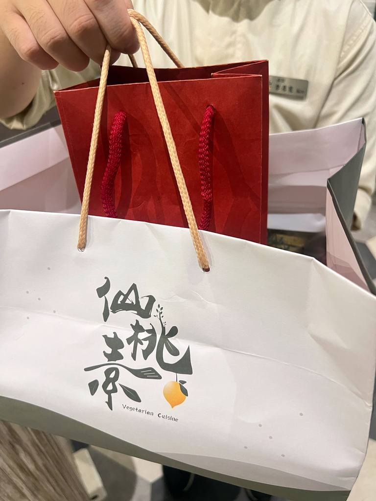 高雄素食餐廳-仙桃素,米其林指南必比登推薦,奶素中秋月餅禮盒2.jpg