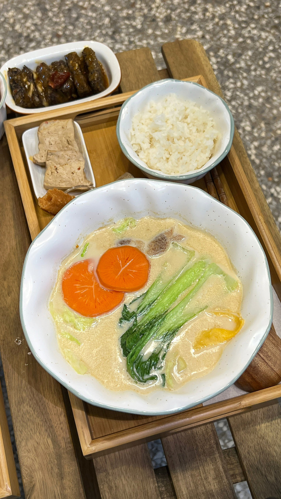 高雄平價鍋物【滿足麻奶鍋】每日現熬濃郁香麻高湯│不吃辣也有不