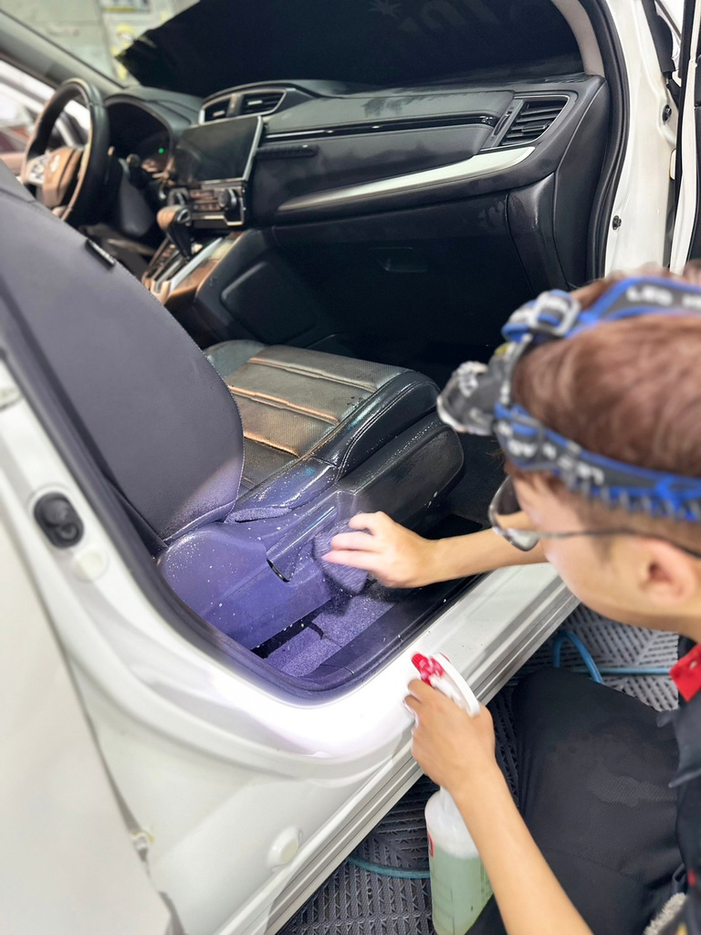 台南佑鑫汽車美容推薦，專業技術讓老車重獲新生！拋光美容內裝清