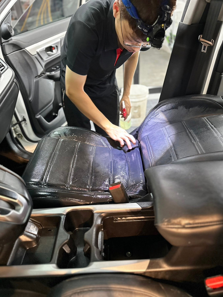 台南佑鑫汽車美容推薦，專業技術讓老車重獲新生！拋光美容內裝清