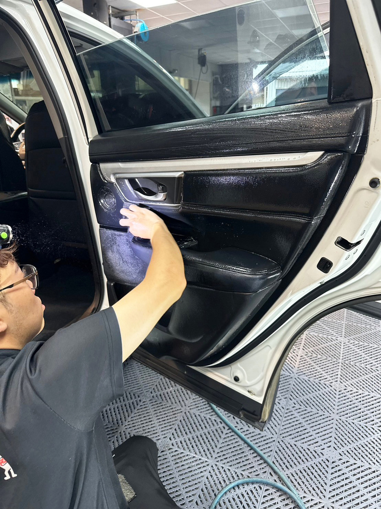 台南佑鑫汽車美容推薦，專業技術讓老車重獲新生！拋光美容內裝清