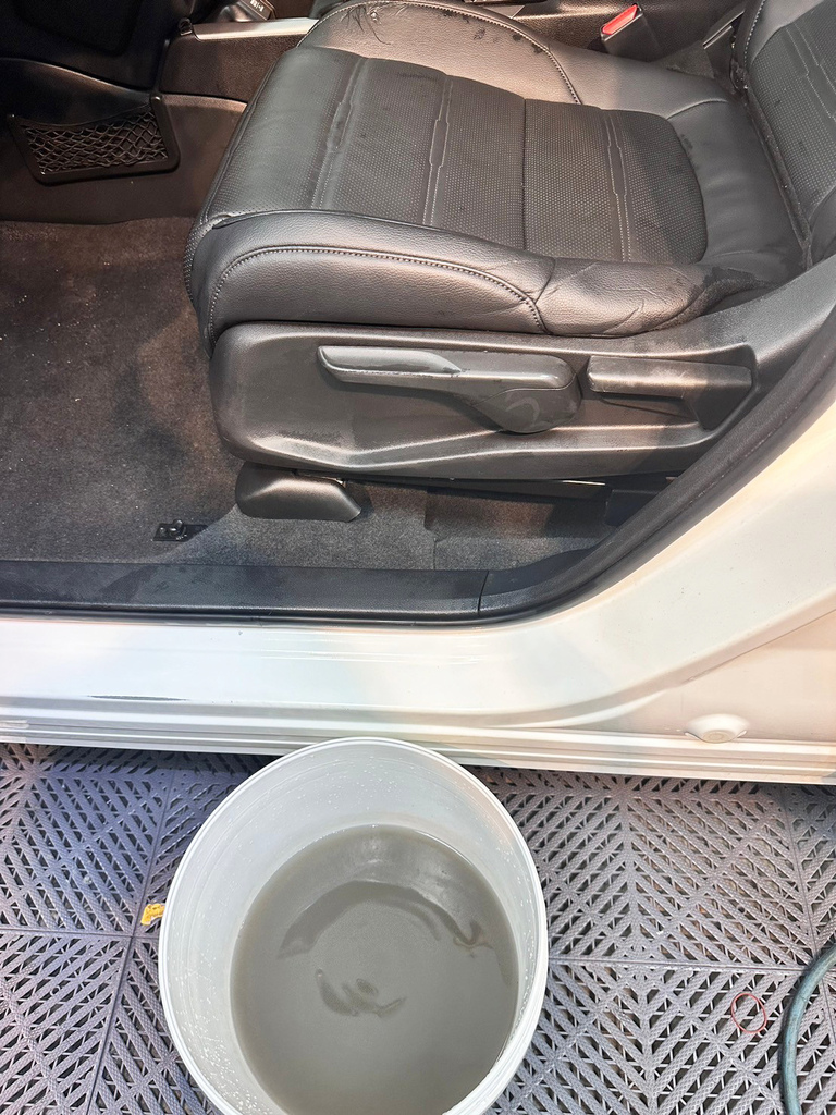 台南佑鑫汽車美容推薦，專業技術讓老車重獲新生！拋光美容內裝清