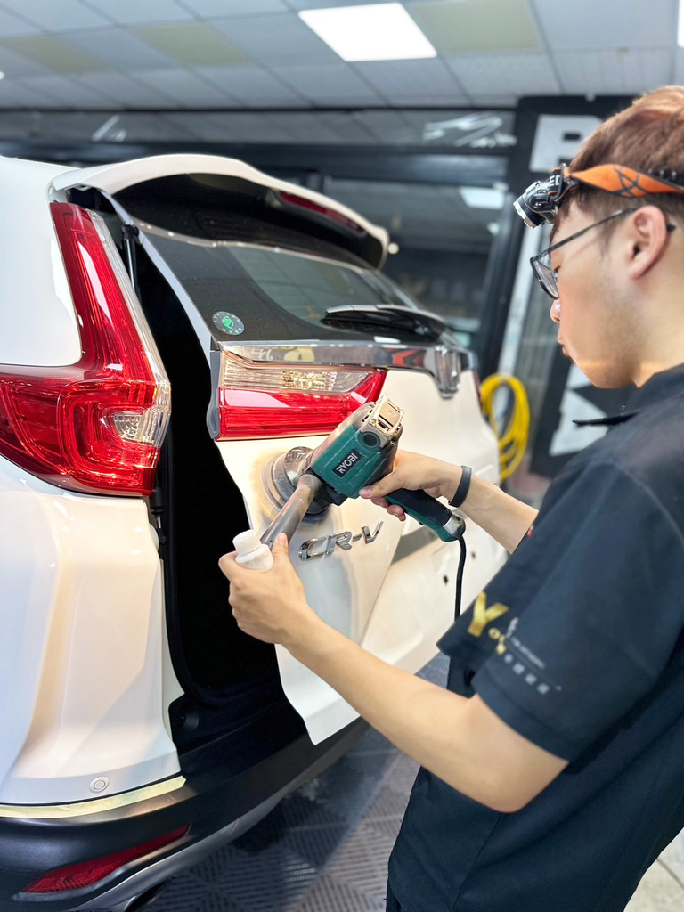 台南佑鑫汽車美容推薦，專業技術讓老車重獲新生！拋光美容內裝清