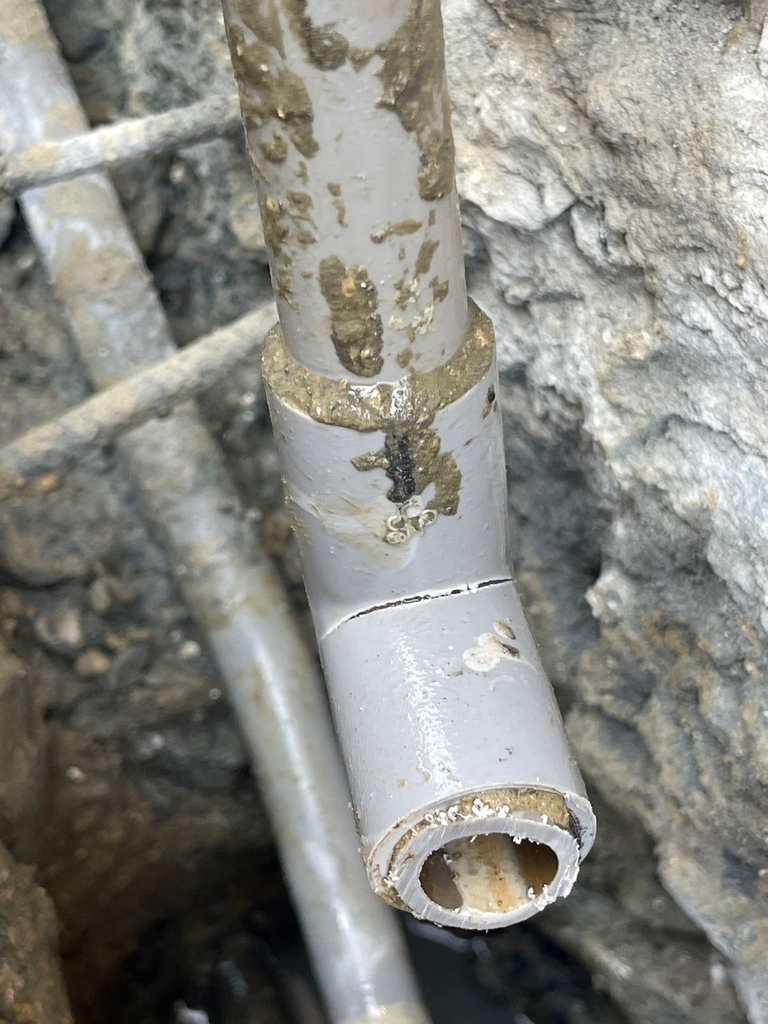 LINE_ALBUM_4漏水地方地面深度約1公尺_241118_3.jpg