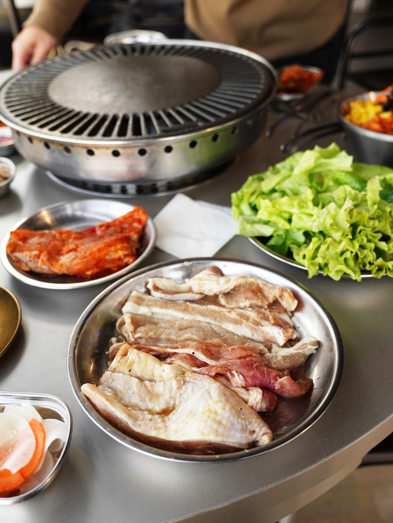 台中吃到飽推薦│肉夯夯韓式烤肉吃到飽│無紙鐵盤烤肉│享受最直