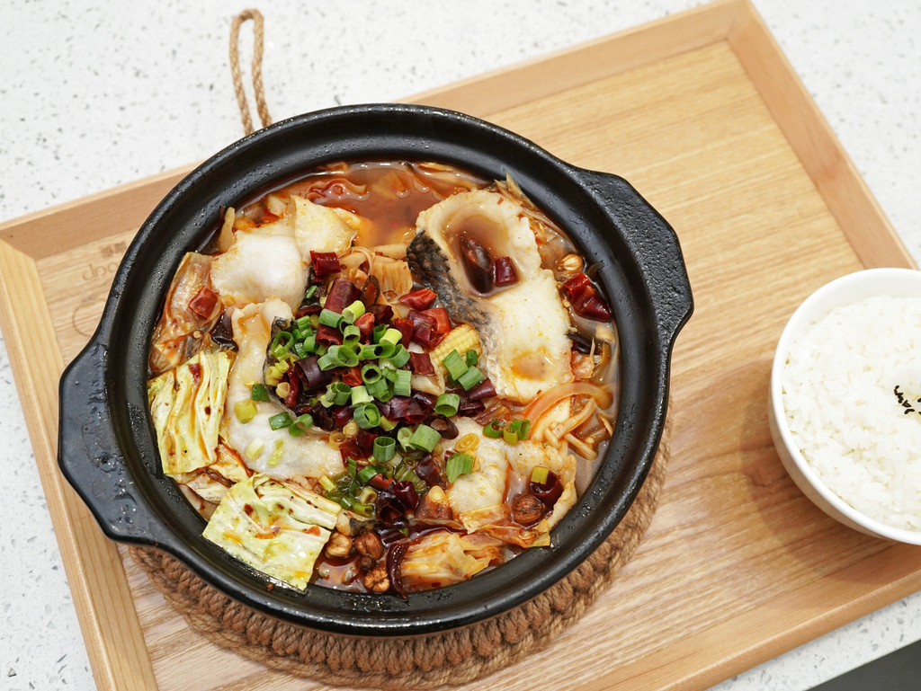 台南美食│寶煲餐飲食記分享│炸蝦咖哩、麻辣水煮魚、鱸魚粥都好