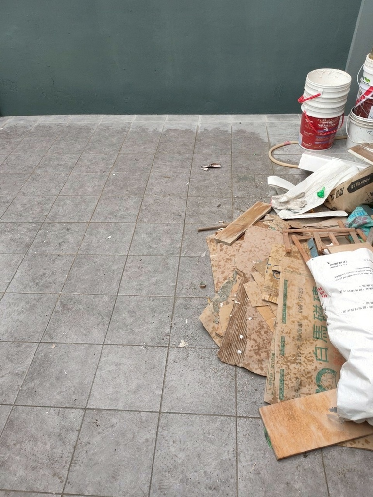 台南細清推薦|裝潢後清潔完工分享|旭浪清潔細清實錄 清潔前:滿地木屑