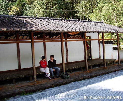 日式亭園內的情侶