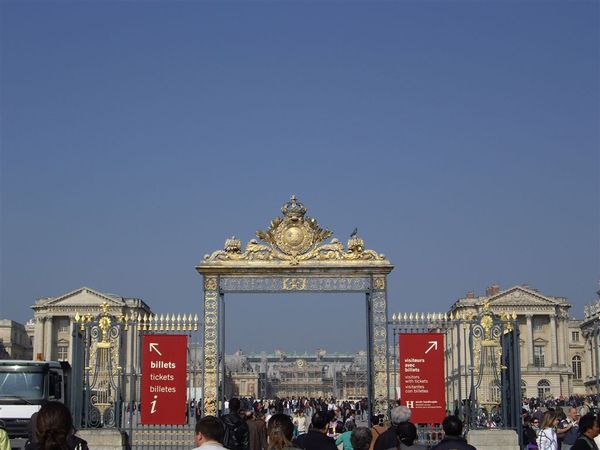凡爾賽宮很氣派  但是大門很虛泡