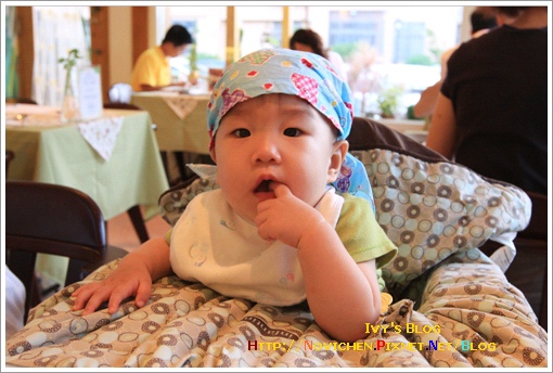 餐椅吃飯_3.jpg 餐椅吃飯_3.jpg