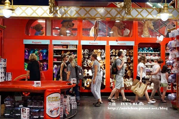 HAMLEYS_4.JPG