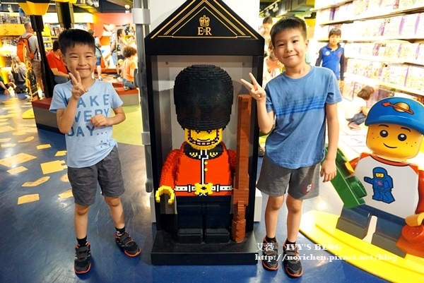 HAMLEYS_10.JPG