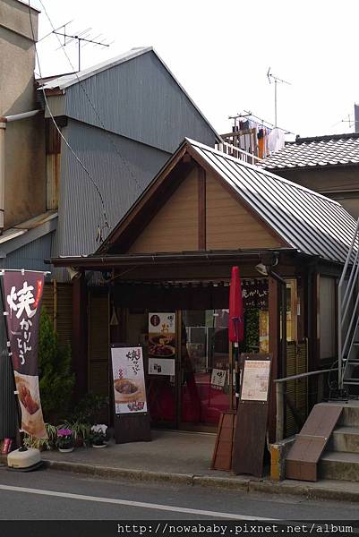 32根津神社對面的烤花林糖店.JPG