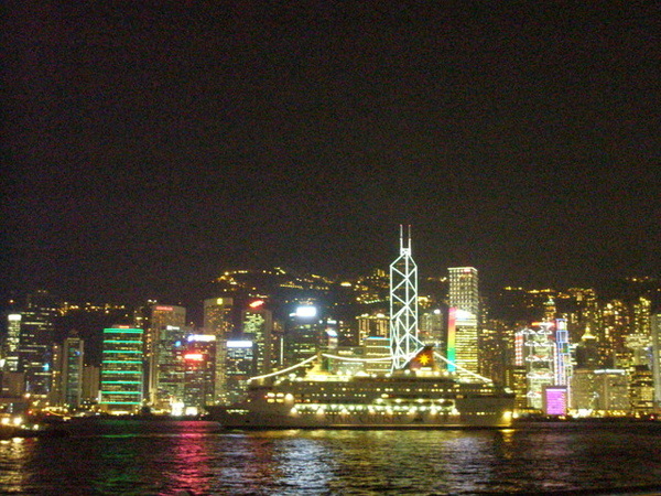 麗星郵輪駛過來