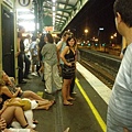 散場等火車的大夥都累壞了