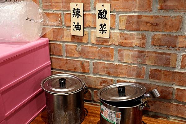台中市中區民族路中式進城牛肉麵藥燉湯頭45.jpg