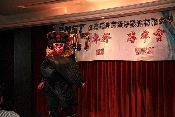 在熱烈的掌聲中,一身黑衣勁裝的川劇變臉大師霸氣登場