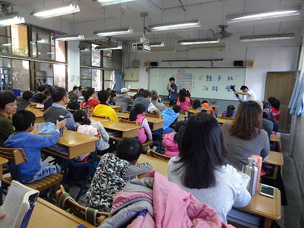 105.12月親子玩科學01.JPG