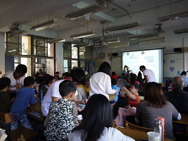 105.12月親子玩科學08.JPG