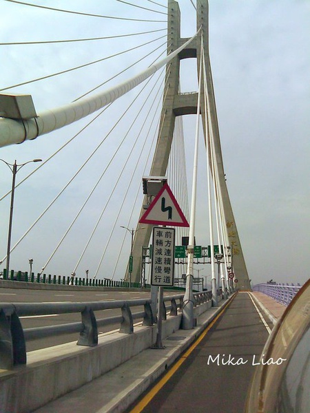 前方的彎道，不慢慢騎 真的會撞上哦