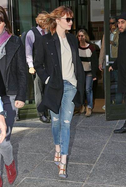 Emma-Stone-Rag-Bone-Zip-Capri-Shredded-1-e1398740306198