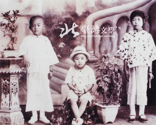 著者（ 中） 與家姊施琴（ 右） 家兄振坤（ 左） 合照（1929）