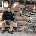 2007年作者返浙江餘姚老家探親時，攝於被拆毀的楊家牌樓殘跡前