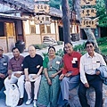 1994年作者擔任在臺北召開的第15屆世界詩人大會秘書時，與出席大會的印度詩人們合影