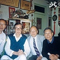 1993年在新詩學會理事長鍾雷先生家中與詩友合影（左起：文曉村、鍾雷、作者、舒蘭）