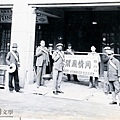 施文坡（左3）扛起大鐵鍋，為貧戶沿街挨戶募款（1944）