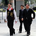 990126愛心典禮接待處3--歡迎大昌證券莊輝耀董事長.JPG
