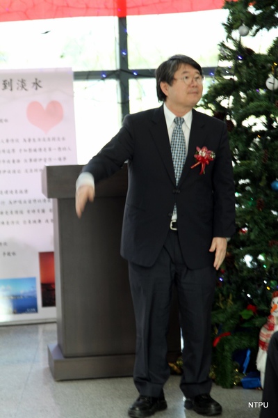 990126愛心典禮現場5--本校侯崇文校長.JPG