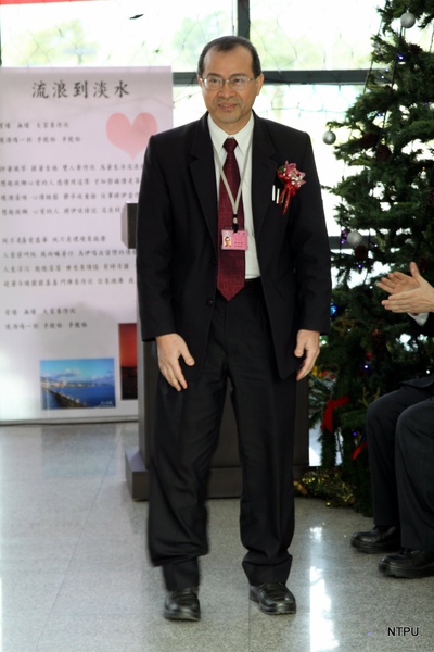 990126愛心典禮現場6--教育部高教司何卓飛司長.JPG