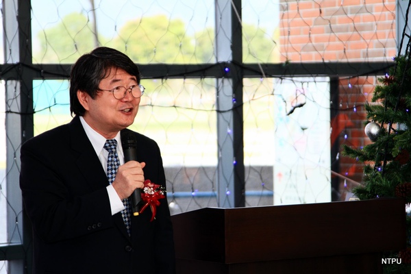 990126愛心典禮現場14--侯崇文校長致詞2.JPG