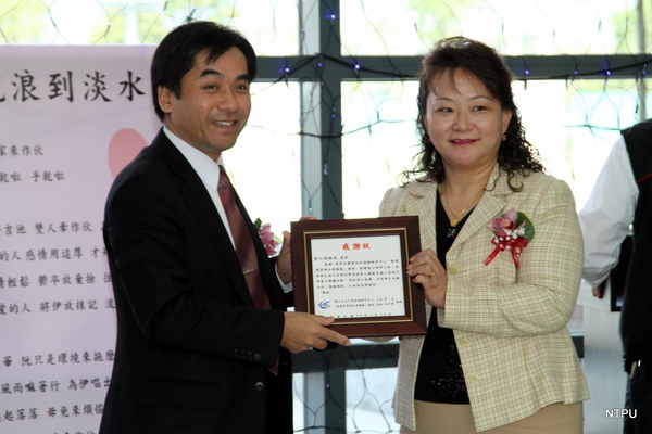 990126愛心典禮現場25--通識中心徐美主任致贈感謝狀予勞保局陳益民總經理.JPG