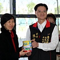 990126愛心典禮現場28--台電公服處黃惠予副處長捐贈愛心奶粉.JPG