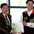 990126愛心典禮現場30--菸酒公司人事處吳上副處長捐贈愛心餅乾.JPG