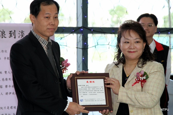 990126愛心典禮現場34--通識中心徐美主任致贈感謝狀予板橋市農會郭進源理事長.JPG