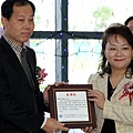 990126愛心典禮現場34--通識中心徐美主任致贈感謝狀予板橋市農會郭進源理事長.JPG